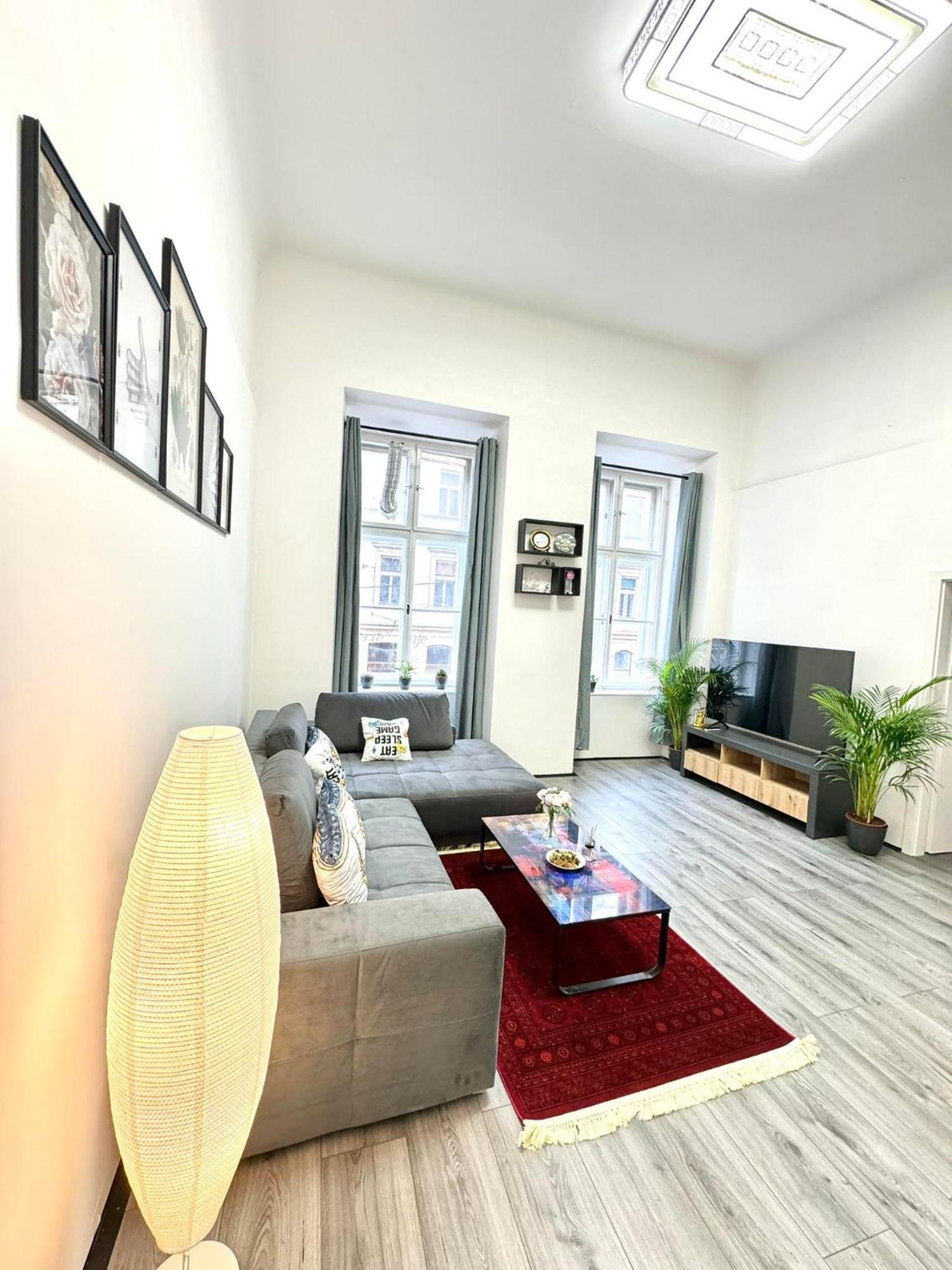 Stunning & Spacious 2bdr Apt In Center Apartmán Prague
